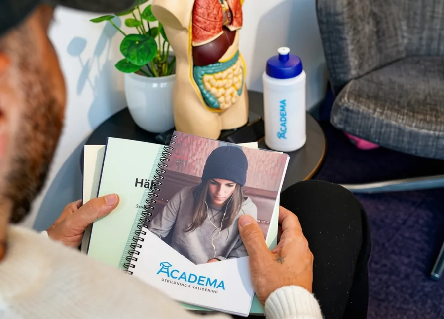 Student läser Academa-material