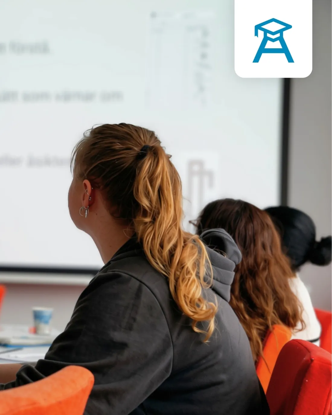 Studerande följer en genomgång av svensk text på tavlan