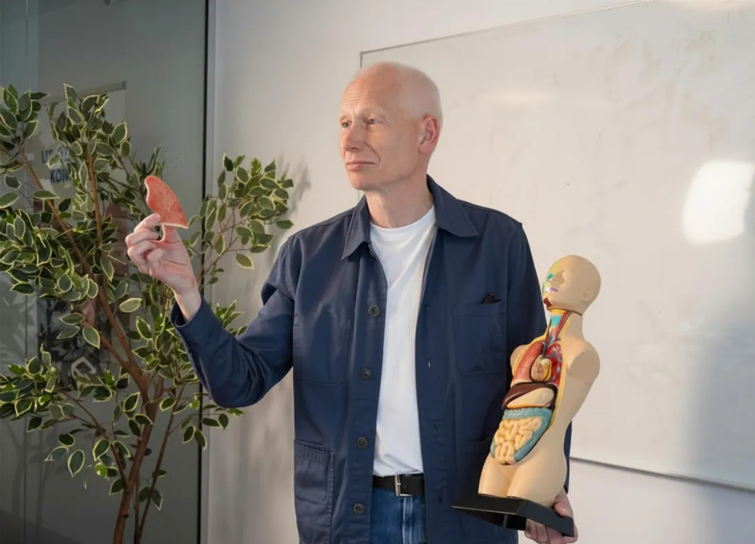 Lärare undervisar med anatomisk modell